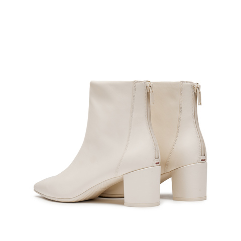 思加图2025冬季新款气质通勤奶油靴时装靴短靴粗跟女皮靴9S006DD5