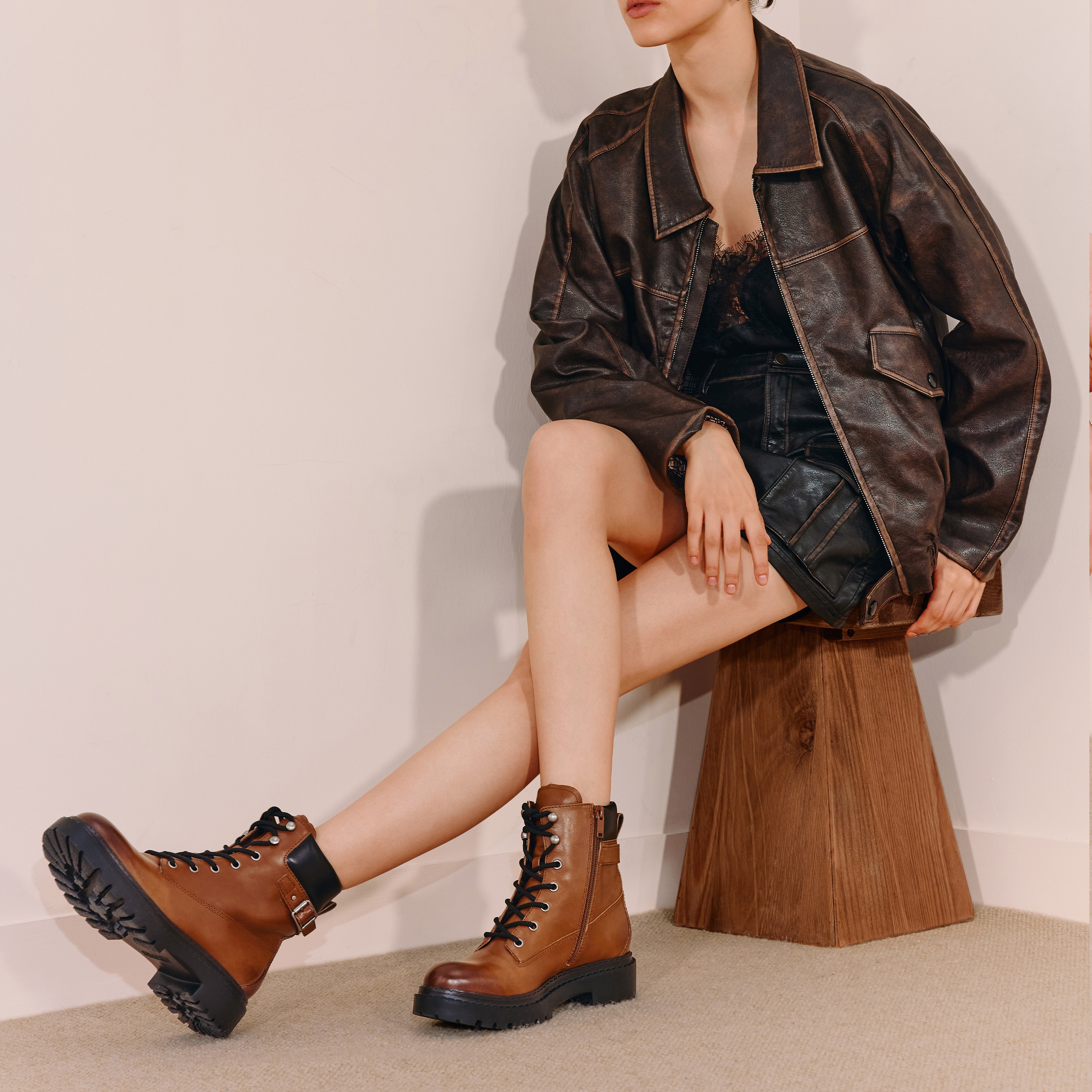 思加图2025冬季新款滚石街马丁靴厚底增高短靴时装靴女靴EIU01DD5