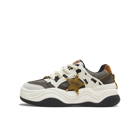 天美意2025冬新款商场同款玩具总动员联名板鞋女休闲鞋CIZ23DM5