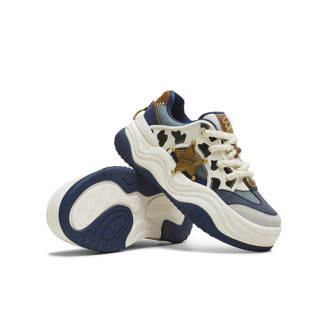 天美意2025冬新款商场同款玩具总动员联名板鞋女休闲鞋CIZ23DM5