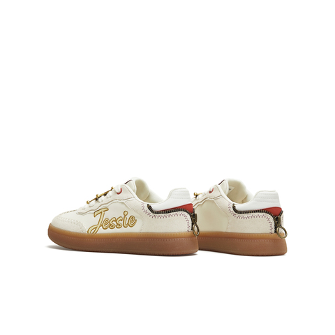 天美意2025冬新款商场同款玩具总动员联名复古女德训鞋CEL22DM5