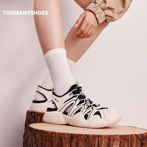 Toomanyshoes女鞋2024新款打水仗橡胶鞋头踢不烂后空银色包头凉鞋