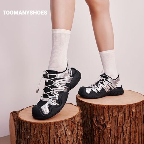 Toomanyshoes女鞋2024新款打水仗橡胶鞋头踢不烂后空银色包头凉鞋